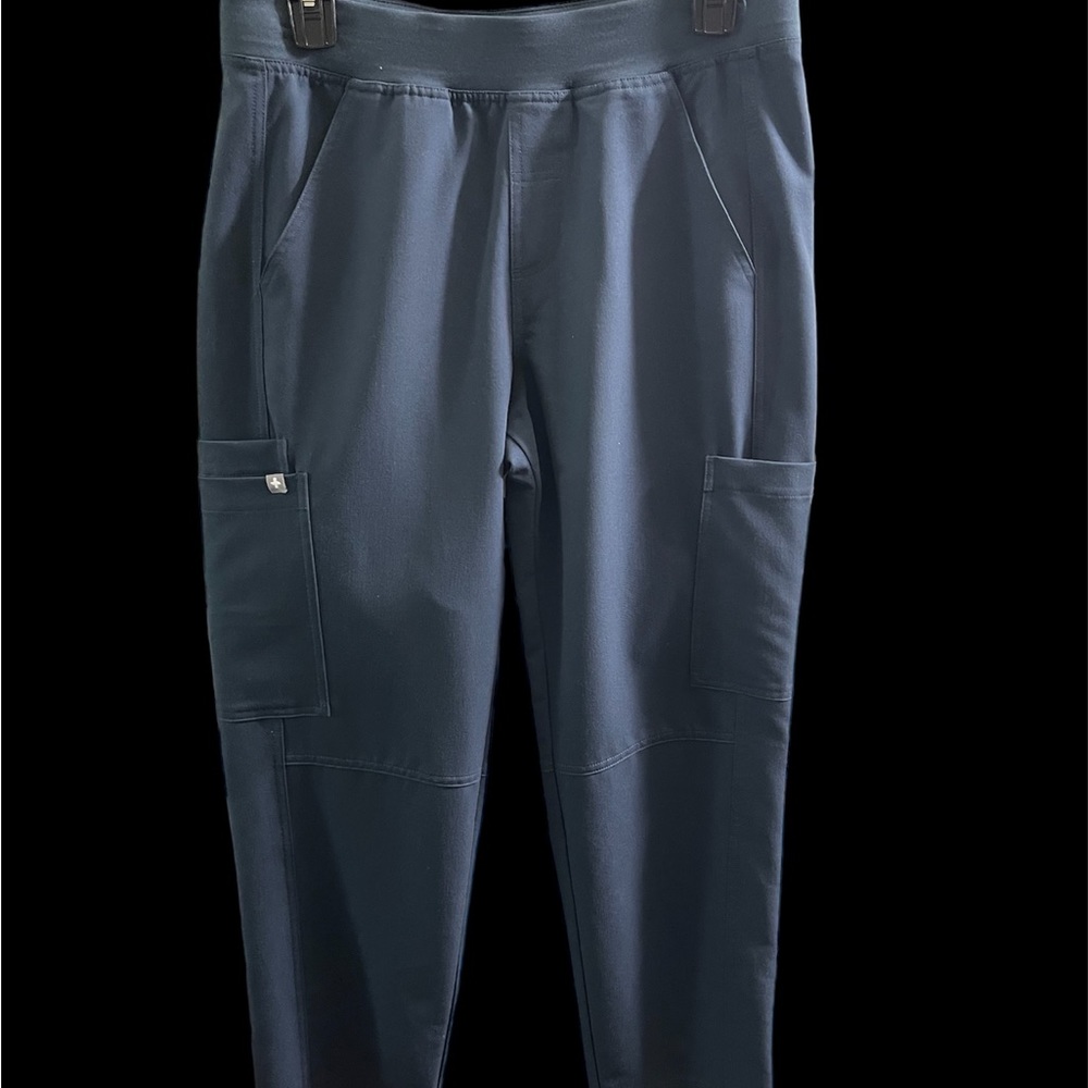 Figs Axim - Short Cargo Scrub Pants

Dark Harbor Small Short Used Like New